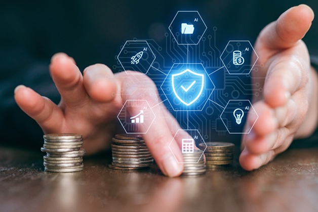 Dłonie osoby otaczające rosnące stosy monet, z nałożoną niebieską, cyfrową grafiką symboli bezpieczeństwa (tarcza z haczykiem), finansów (wykresy, kalkulator, monety) i technologii (AI, rakieta). Zdjęcie symbolizuje bezpieczne zarządzanie finansami, ochronę danych i innowacje w dziedzinie technologii finansowej.