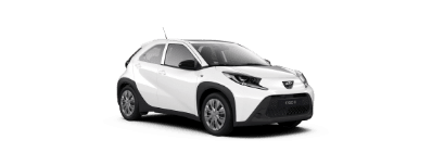 Zdjęcie przedstawia biały samochód Toyota Aygo X, stojące pod ukosem z widocznym przodem oraz prawym bokiem. Całe tło jest gładkie, białe.