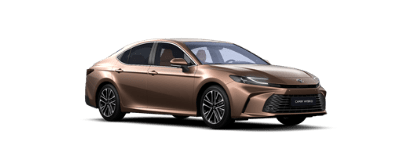 Złota Toyota Camry, ustawiona pod kątem z widocznym przodem oraz prawym bokiem. Tło zdjęcia jest białe, gładkie.