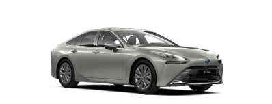 Szara Toyota Mirai, ustawiona pod kątem z widocznym przodem oraz prawym bokiem. Tło zdjęcia jest białe, gładkie.
