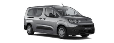 Szara Toyota Proace City Verso, ustawiona pod kątem z widocznym przodem oraz prawym bokiem. Tło zdjęcia jest białe, gładkie.