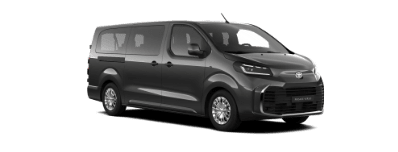Ciemnoszara Toyota Proace Verso, ustawiona pod kątem z widocznym przodem oraz prawym bokiem. Tło zdjęcia jest białe, gładkie.