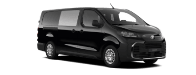 Czarna Toyota Proace, ustawiona pod kątem z widocznym przodem oraz prawym bokiem. Tło zdjęcia jest białe, gładkie.