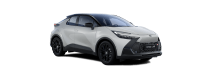 Biała Toyota C-HR, ustawiona pod kątem z widocznym przodem oraz prawym bokiem. Tło zdjęcia jest białe, gładkie.