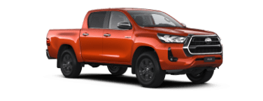 Czerwona Toyota Hilux, ustawiona pod kątem z widocznym przodem oraz prawym bokiem. Tło zdjęcia jest białe, gładkie.