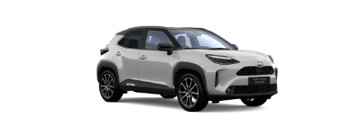 Szara Toyota Yaris Cross, ustawiona pod kątem z widocznym przodem oraz prawym bokiem. Tło zdjęcia jest białe, gładkie.