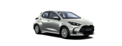 Srebrna Toyota Yaris, ustawiona pod kątem z widocznym przodem oraz prawym bokiem. Tło zdjęcia jest białe, gładkie.