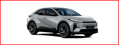 Szara Toyota C-HR Plus ustawiona pod kątem z widocznym przodem oraz prawym bokiem. Tło zdjęcia jest białe, gładkie.