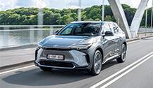 Toyota BZ4X srebrna
