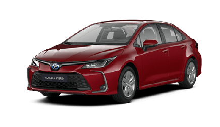 Zdjęcie przedstawia czerwoną Toyotę Corollę SD Hybrid, stojącą pod ukosem z widocznym przodem oraz lewym bokiem. Całe tło jest gładkie, białe.