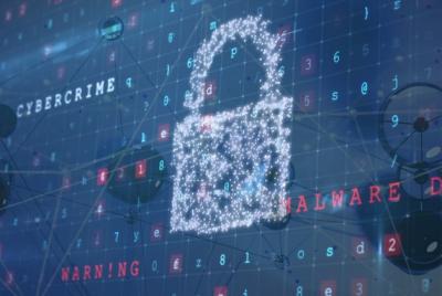 Cyfrowa grafika symbolizująca cyberprzestępczość: centralnie umieszczona kłódka zbudowana z danych binarnych na ciemnoniebieskim tle z napisami „Cybercrime”, „Malware Detected” i „Warning”.