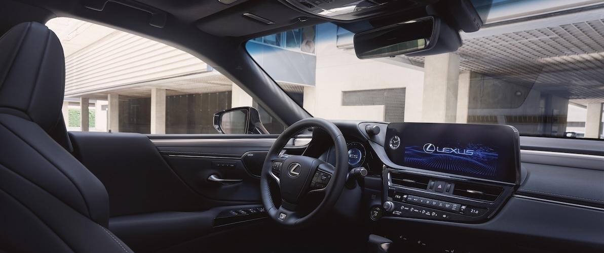 Nowoczesne i eleganckie wnętrze samochodu Lexus ES z widocznym ekranem multimedialnym.