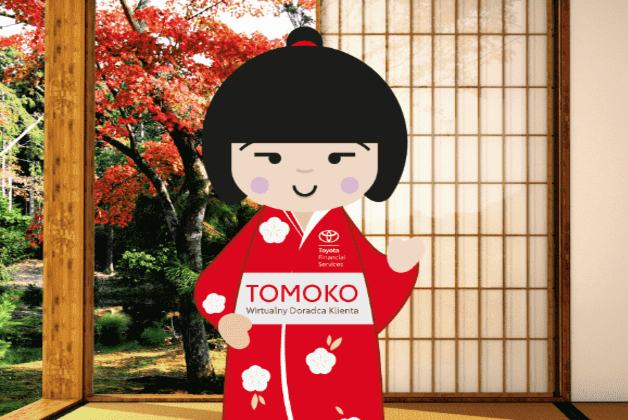 Grafika z japońską laleczką ubraną w czerwono kimono w kwiatki, z napisem na kimono TOMOKO Wirtualny Doradca Klienta. W tle japońskie drzwi oraz kwitnące na czerwono drzewo