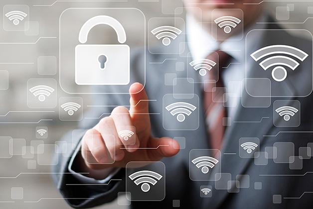 Biznesmen w garniturze dotykający wirtualnej ikony kłódki symbolizującej bezpieczeństwo sieci Wi-Fi, otoczony ikonami sygnału Wi-Fi i zabezpieczeń cyfrowych.