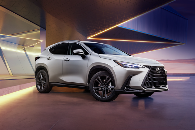 Srebrny Lexus NX na wielokolorowym tle.