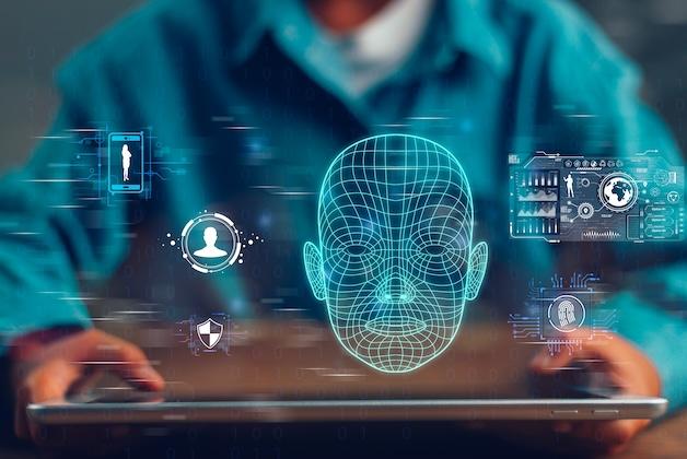 Osoba trzymająca tablet, nad którym wyświetla się cyfrowa siatka 3D ludzkiej twarzy oraz ikony zabezpieczeń biometrycznych.