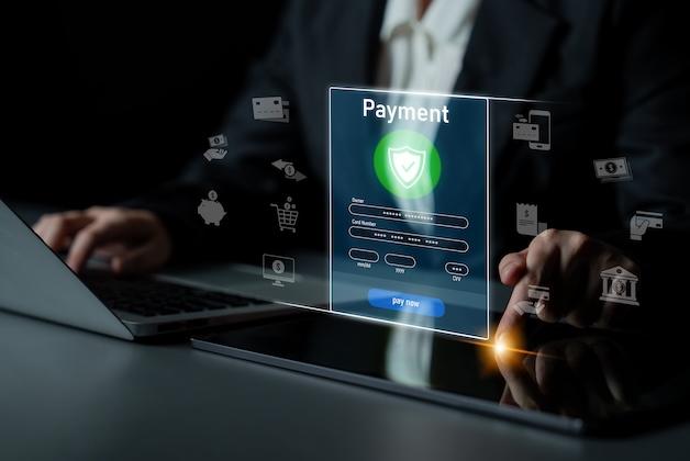 Osoba dokonująca bezpiecznej płatności online na tablecie z widocznym cyfrowym interfejsem zabezpieczeń.